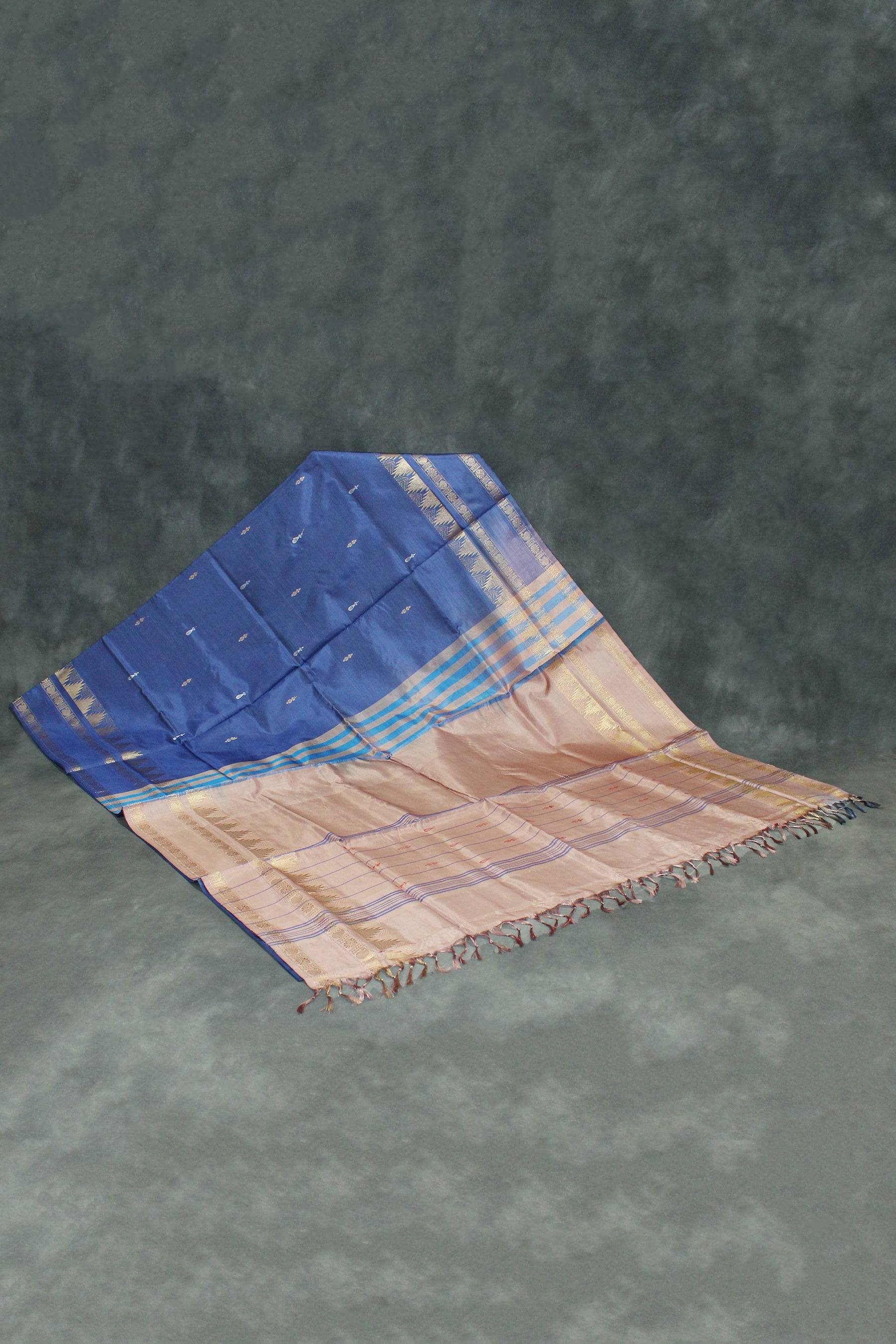 Banana pith/ Vaazhai naar saree with beautiful Zari border, Comes with full body small butta,
No blouse piece