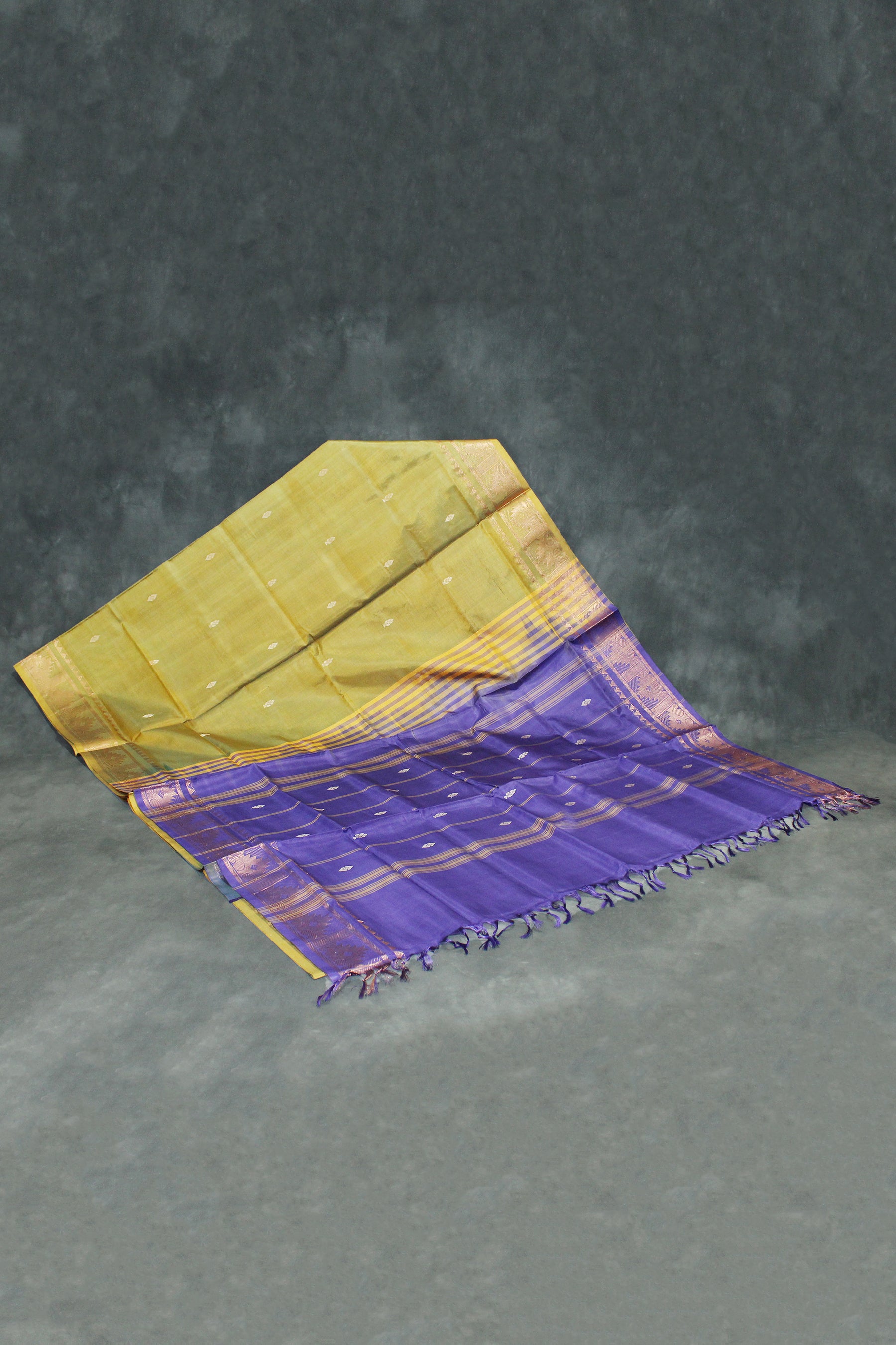 Banana pith/ Vaazhai naar saree with beautiful Zari border, Comes with full body small butta,
No blouse piece