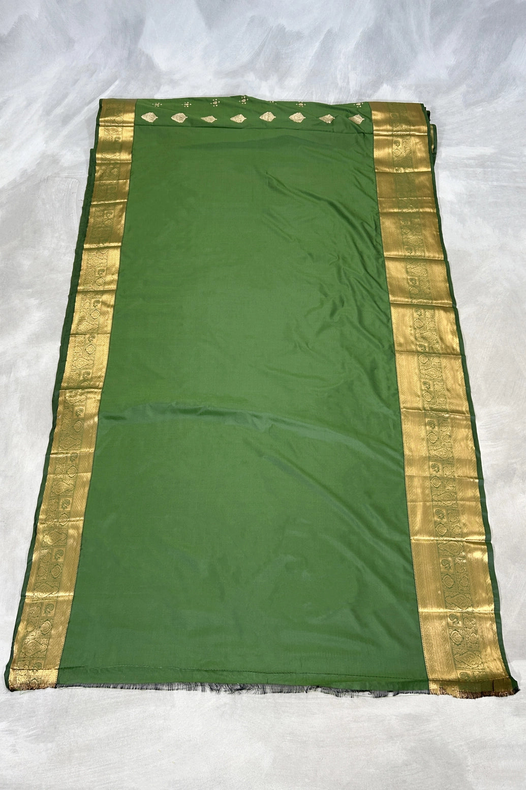 Green Pure Silk Saree with Heavy Pallu Border and Traditional Blouse Piece