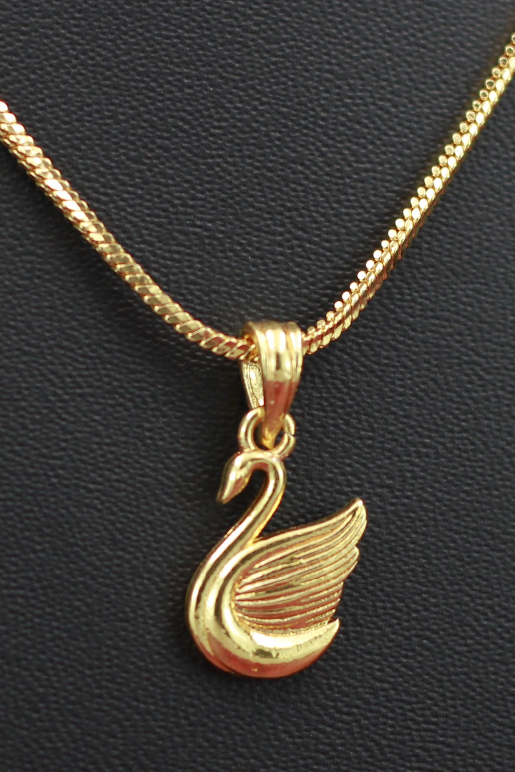 Gold-Tone Swan Pendant Textured Chain Necklace for Women - 9.5 inch