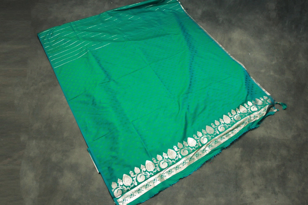 Green Soft Silk Banarasi Zari Saree with Floral and Mango Motifs, Contrast Border and Pallu, Tassels