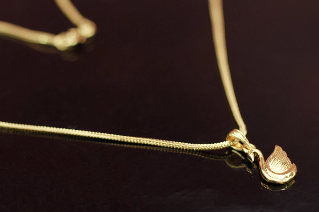 Gold-Tone Swan Pendant Textured Chain Necklace for Women - 9.5 inch