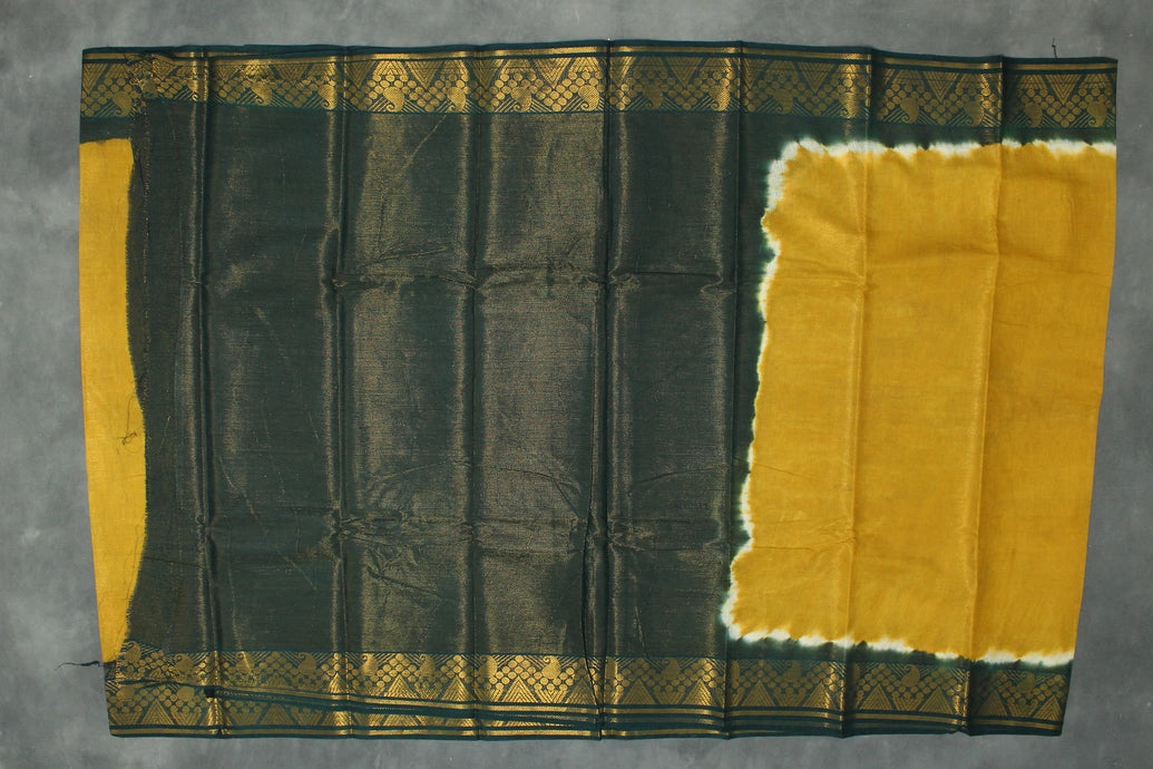 Fabric: Pure Sungudi Cotton
Design: Vaira Oosi (Diamond Line) Zari pattern throughout the body
Border: both side Gold Zari Border
S