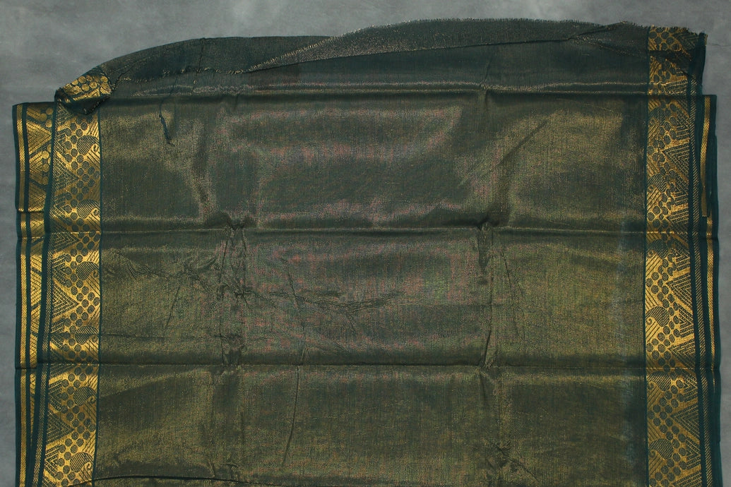 Fabric: Pure Sungudi Cotton
Design: Vaira Oosi (Diamond Line) Zari pattern throughout the body
Border: both side Gold Zari Border
S