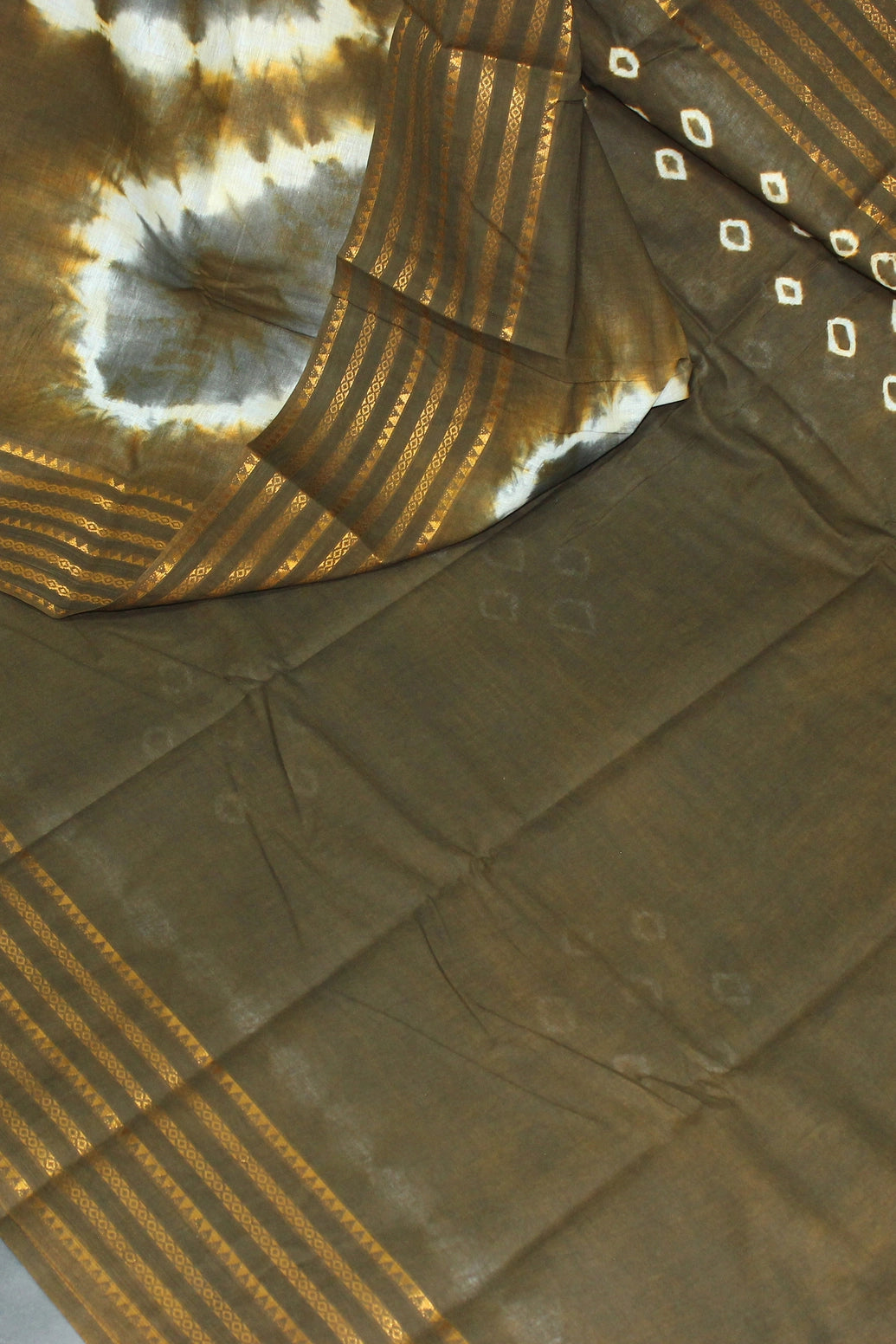 Grey Sungudi Cotton Bandhani Saree with Golden Zari Border and Unstitched Blouse