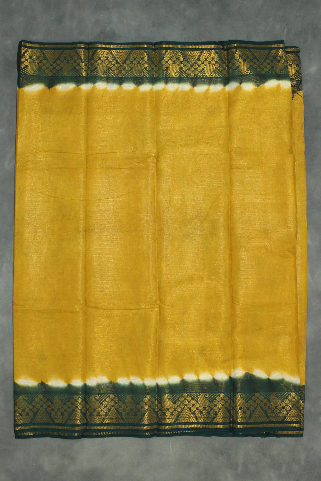 Fabric: Pure Sungudi Cotton
Design: Vaira Oosi (Diamond Line) Zari pattern throughout the body
Border: both side Gold Zari Border
S