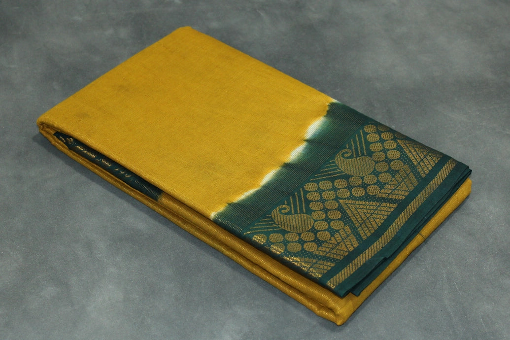 Fabric: Pure Sungudi Cotton
Design: Vaira Oosi (Diamond Line) Zari pattern throughout the body
Border: both side Gold Zari Border
S