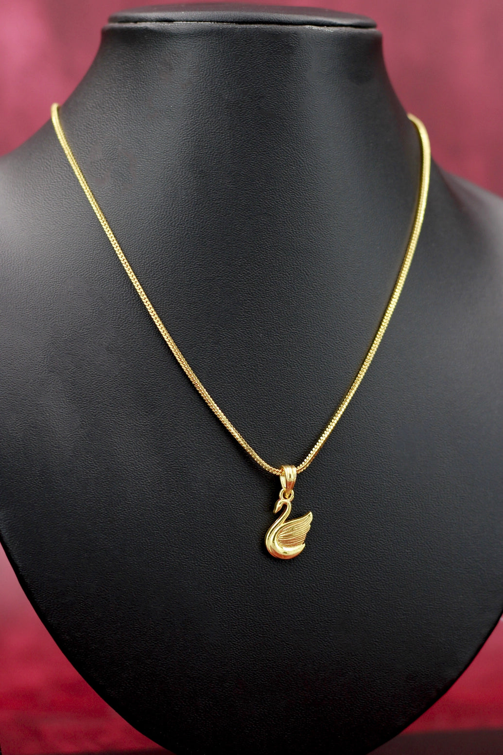 Gold-Tone Swan Pendant Textured Chain Necklace for Women - 9.5 inch - Gold