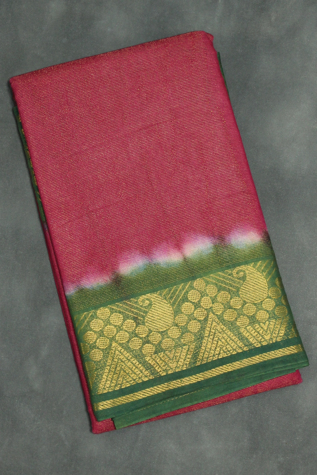 Onion Pink Sungudi Cotton Saree with Green Gold-Tone Zari Border and Vaira Oosi Diamond Pattern - Onion Pink