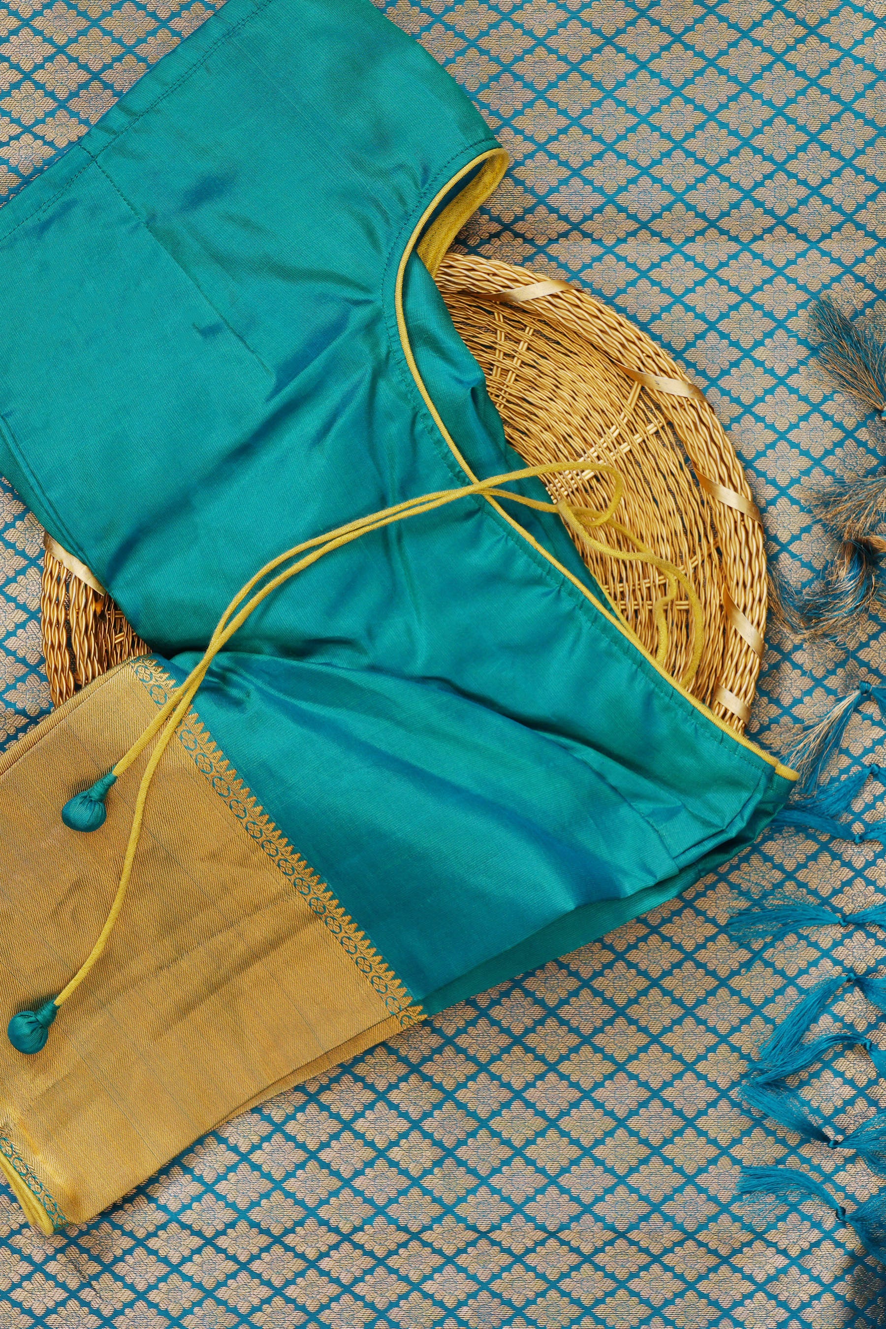 Lavish Handloom Silk Saree with Traditional Box Butties & Grand Pallu - View 10 - JCS Fashions