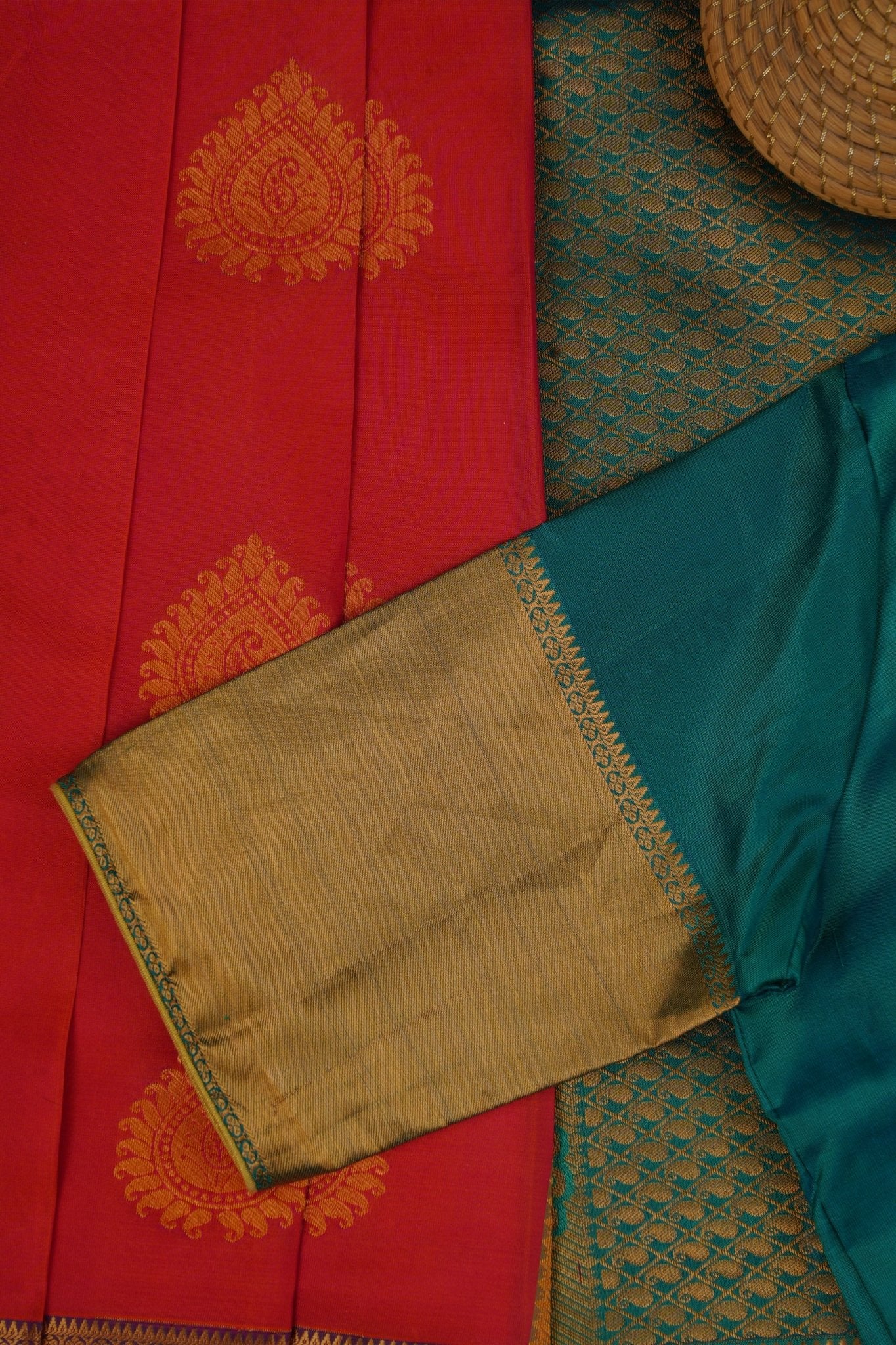 Luxurious Handloom Silk Saree with Grand Pallu & Stitched Blouse Saree JCS Fashions