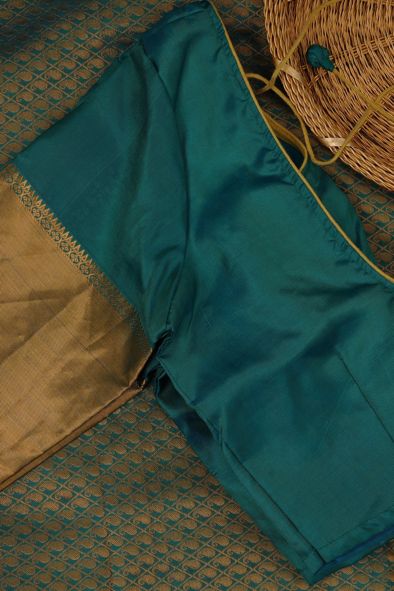 Luxurious Handloom Silk Saree with Grand Pallu & Stitched Blouse Saree JCS Fashions