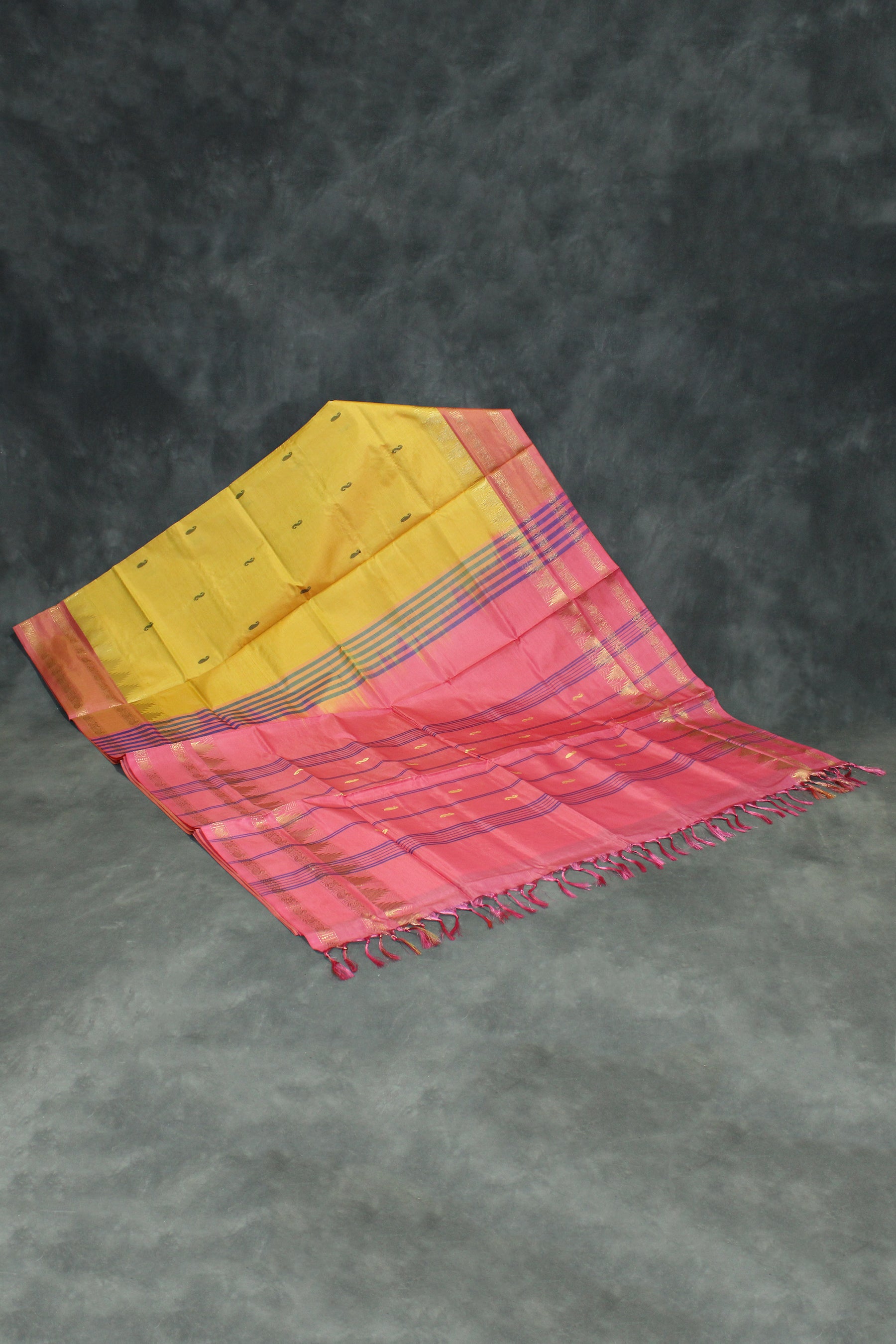 Banana Pith (Vaazhai Naar) Salmon Pink Saree with Gold-Tone Zari Border and Small Butta - Salmon Pink