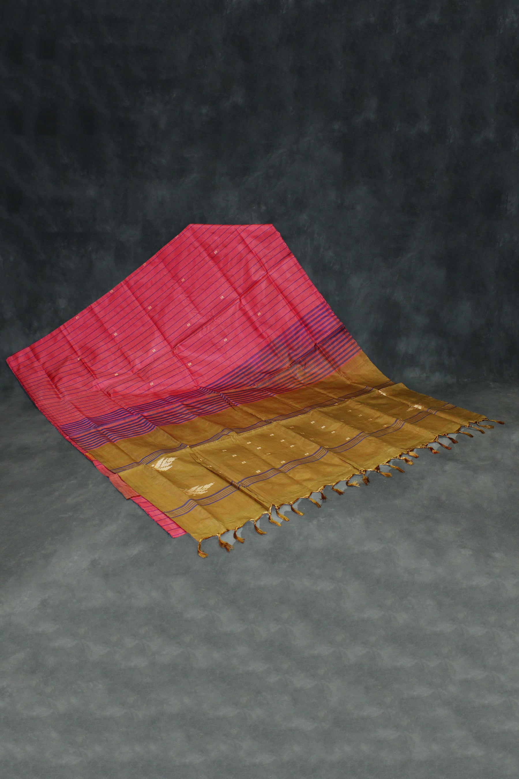 Vaazhai Naar Banana Pith Borderless Saree with Full-Body Buttas - Pink