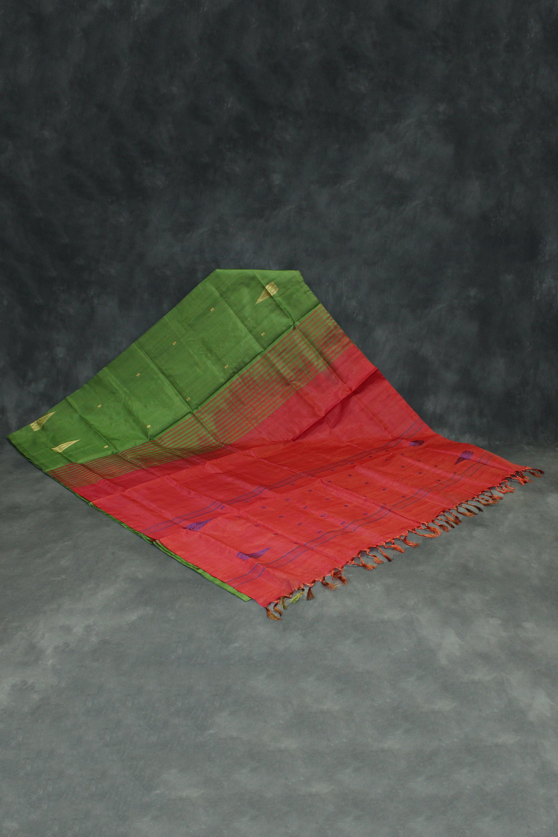 Banana Pith (Vaazhai Naar) Red & Green Borderless Saree with Small Buttas
