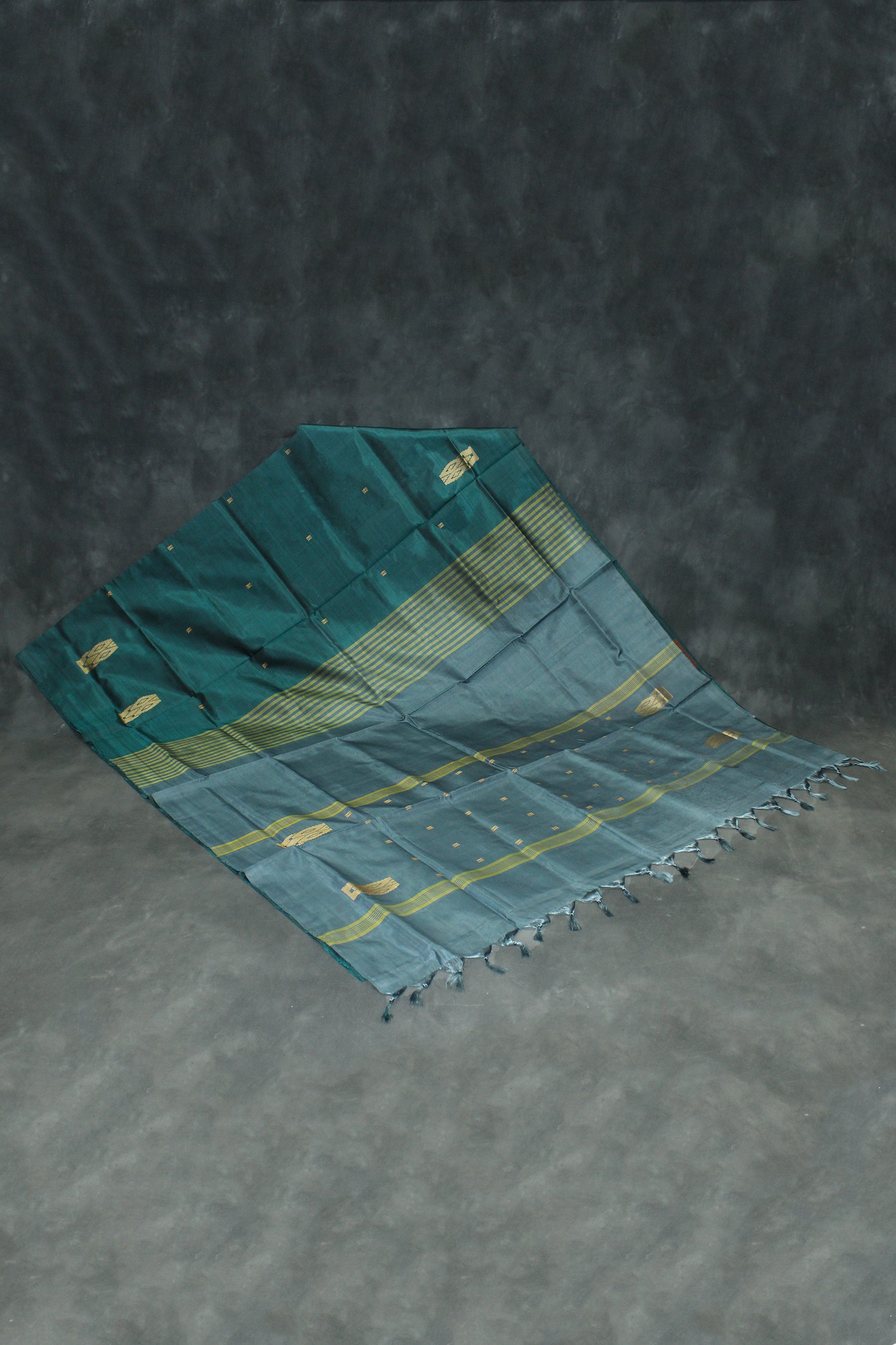 Grey Vaazhai Naar (Banana Pith) Borderless Saree with Small Butta – Classic Ethnic Drape