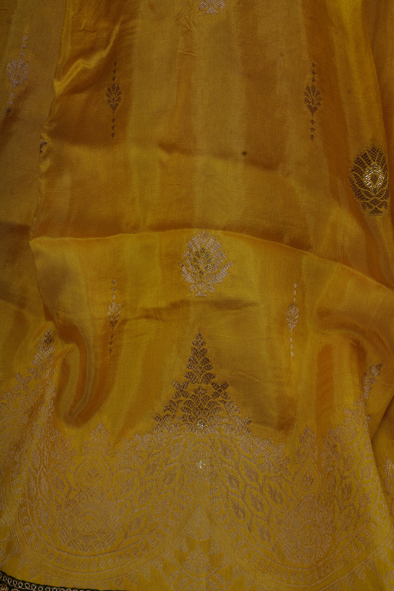 Regal Banarasi Pattu Saree with Elegant Border and Richly Woven Pallu
