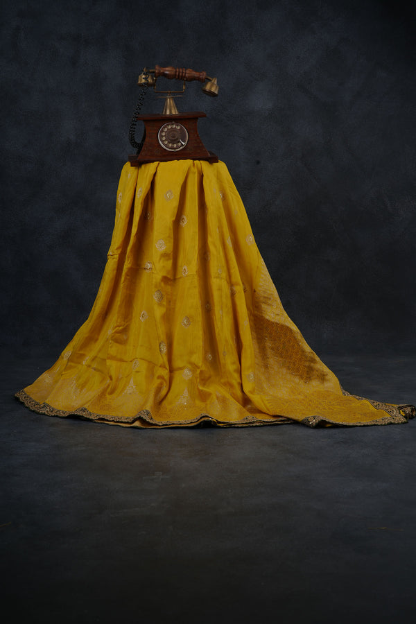 Regal Banarasi Pattu Saree with Elegant Border and Richly Woven Pallu