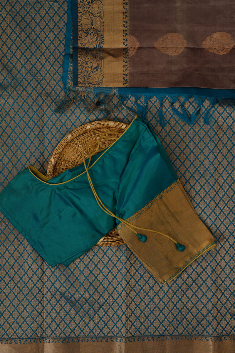 Lavish Handloom Silk Saree with Traditional Box Butties & Grand Pallu