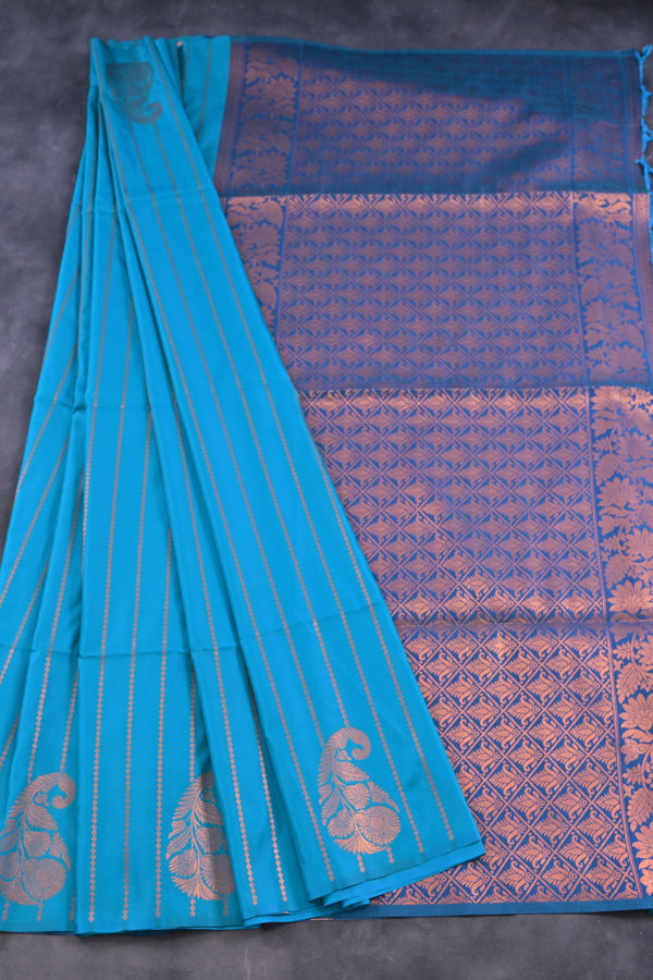 Elegant Borderless Saree with Full Zari Lines and Heavy Pallu