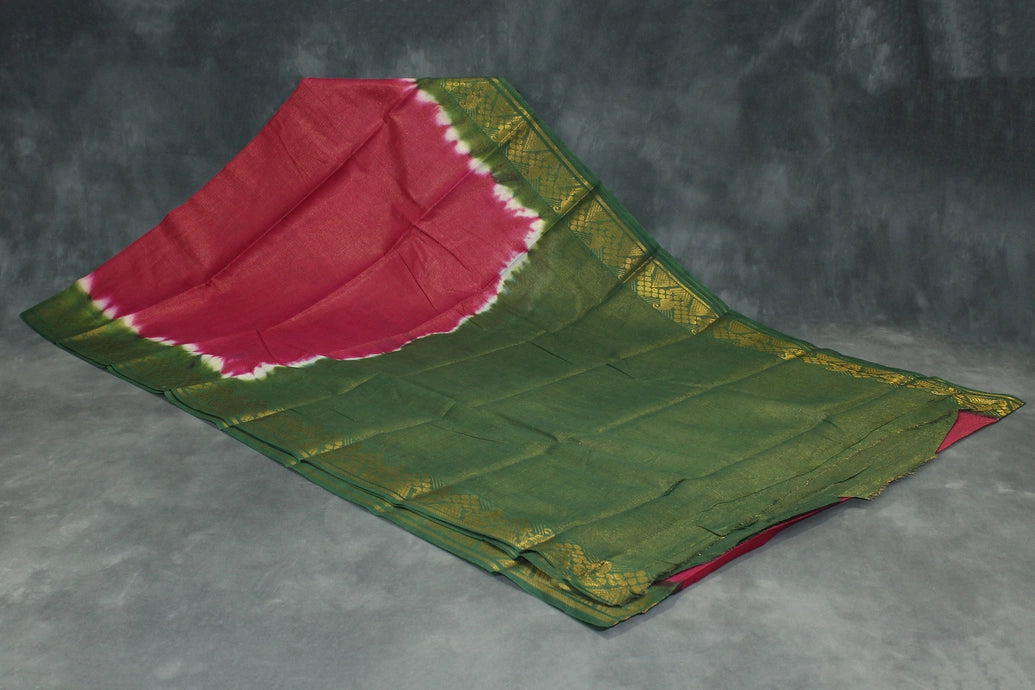 Onion Pink Sungudi Cotton Saree with Green Gold-Tone Zari Border and Vaira Oosi Diamond Pattern