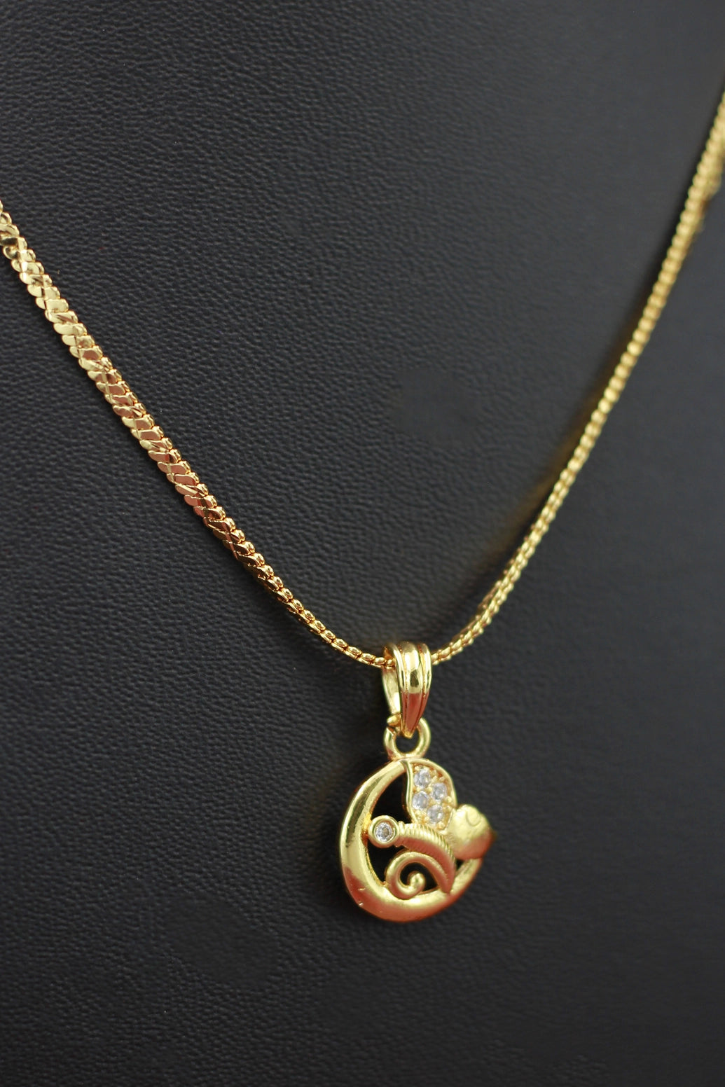 Gold-Tone Textured Chain Necklace with Pendant and Enamel Finish for Traditional Wear