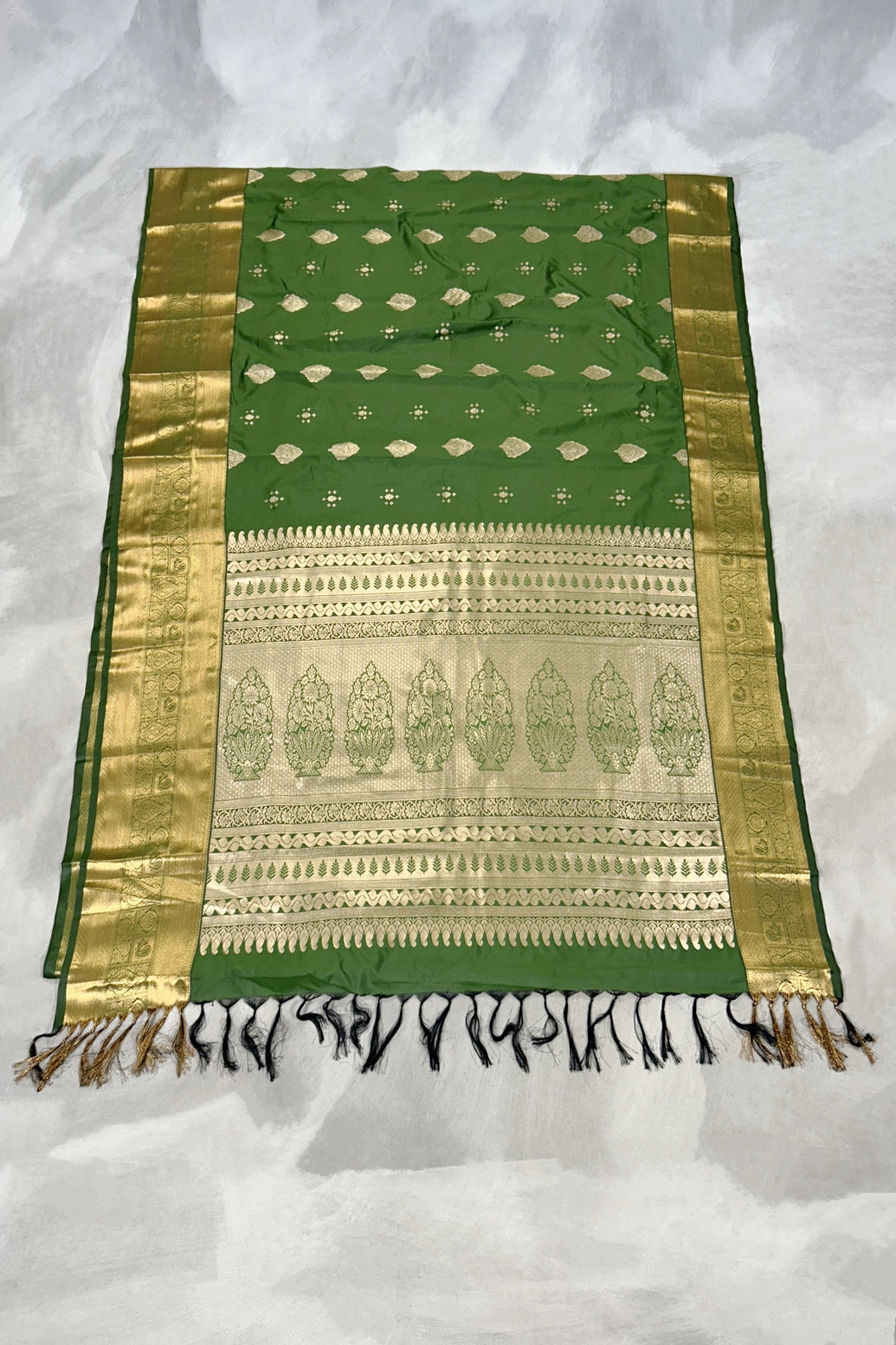 Green Pure Silk Saree with Heavy Pallu Border and Traditional Blouse Piece