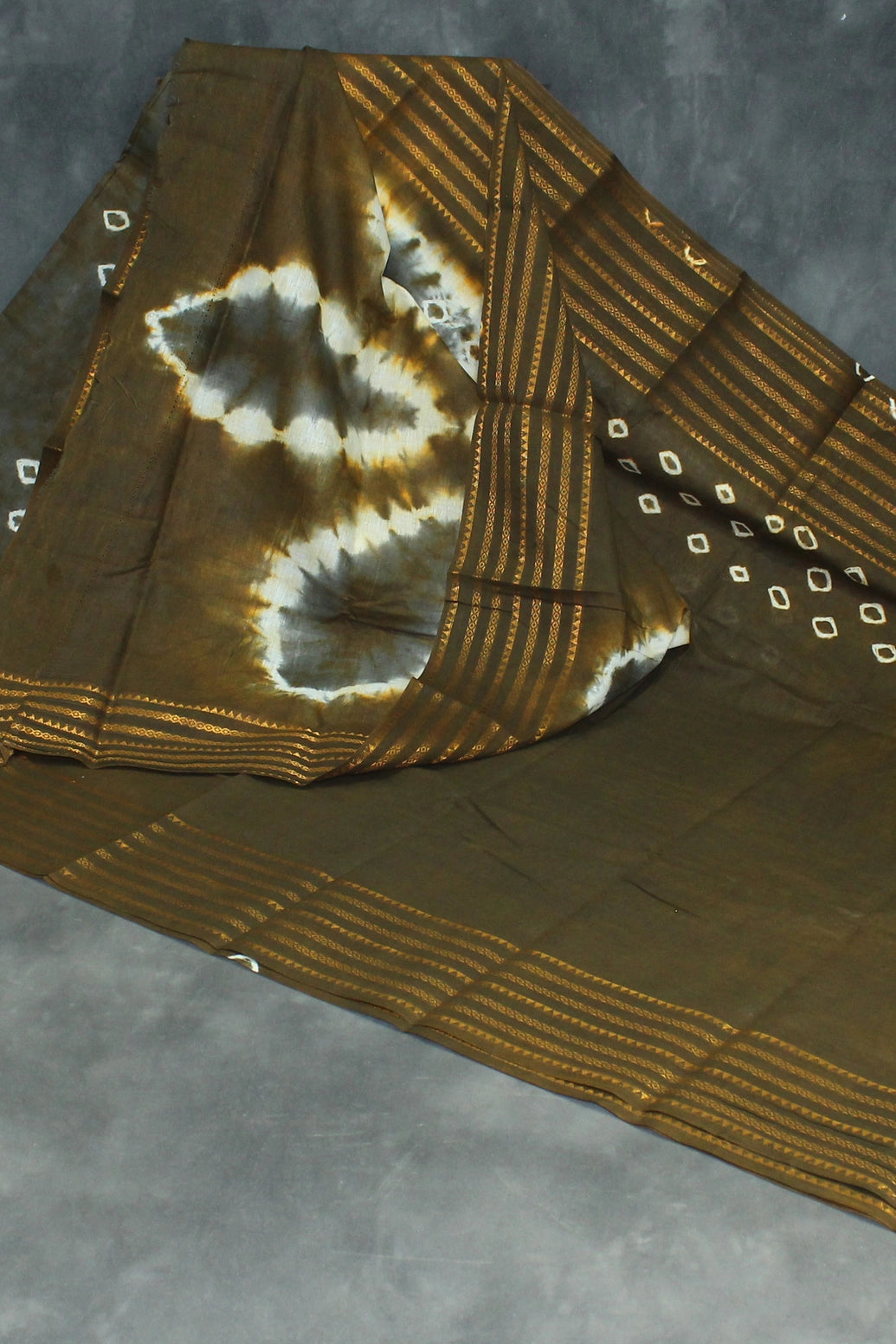 Grey Sungudi Cotton Bandhani Saree with Golden Zari Border and Unstitched Blouse