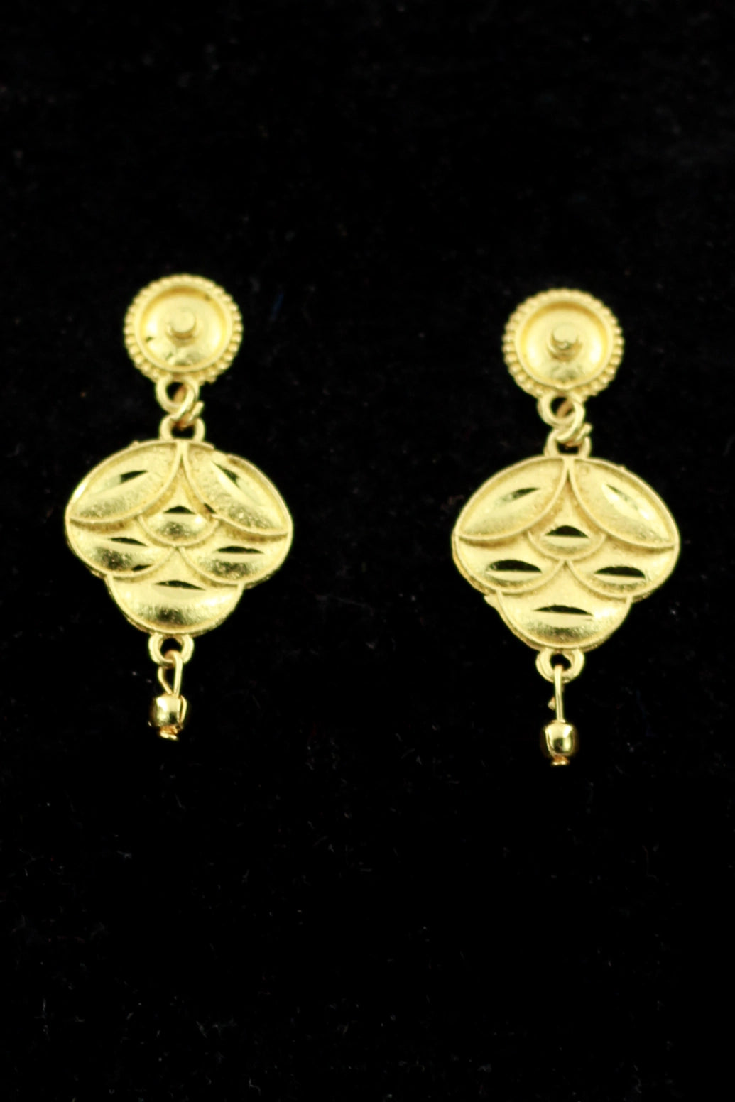 Traditional Gold-Tone Pearl Necklace Set with Floral Pendant and Matching Drop Earrings