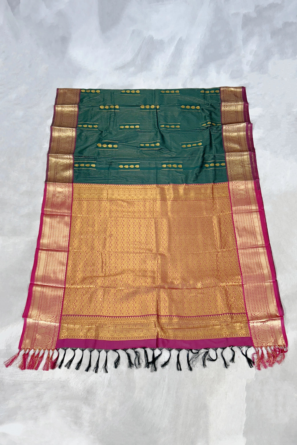 Green Pure Silk Saree with Heavy Pallu Border and Blouse, Traditional Woven Look