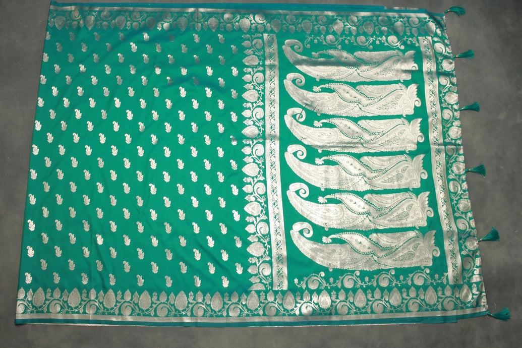 Green Soft Silk Banarasi Zari Saree with Floral and Mango Motifs, Contrast Border and Pallu, Tassels