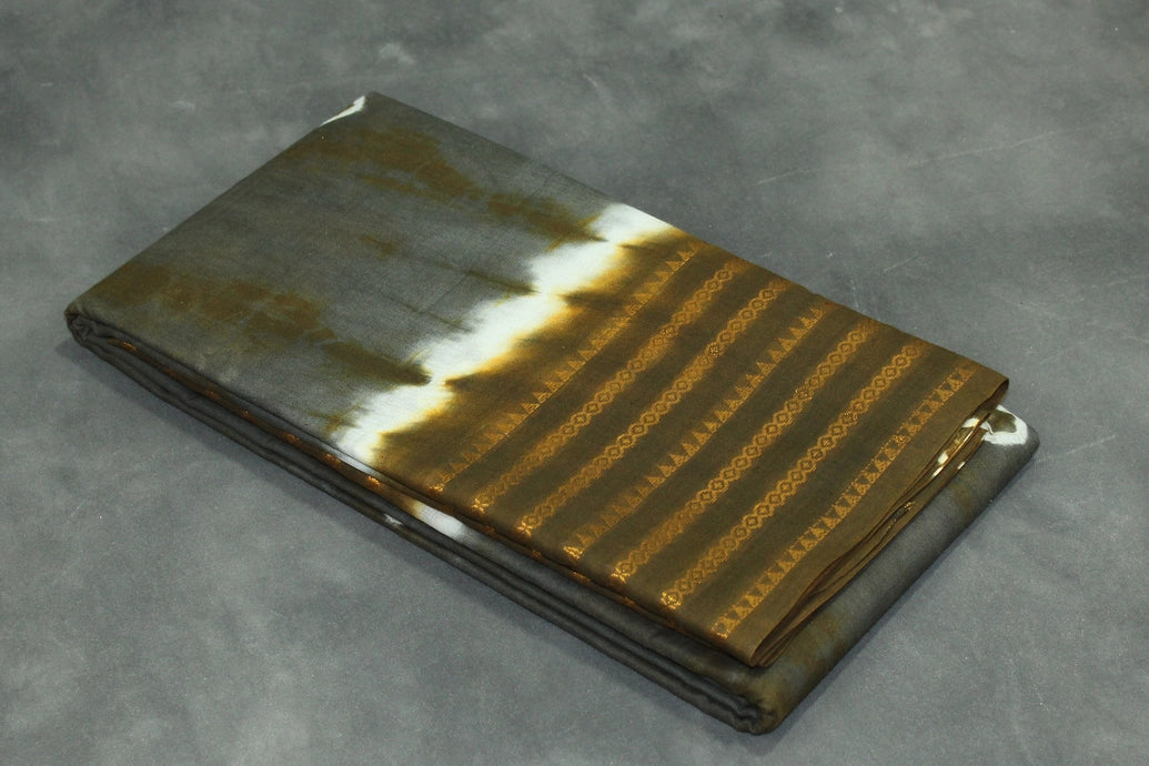 Grey Sungudi Cotton Bandhani Saree with Golden Zari Border and Unstitched Blouse