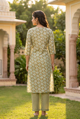Green Rayon Kurti & Pant 2-Piece Set with Geometric Diamond Foil Print, Round Neck, 3/4 Sleeves
