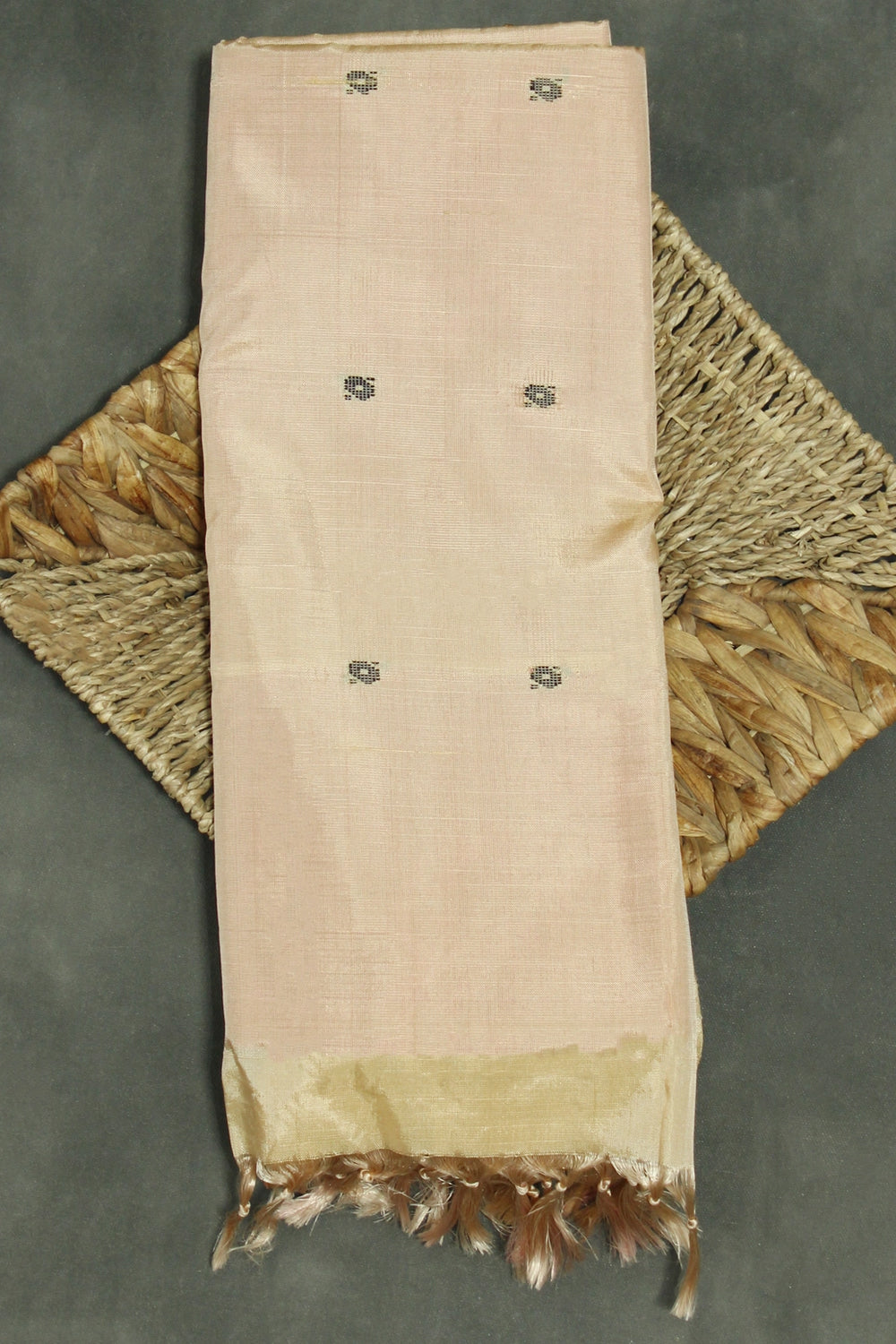 Biscuit Beige Vaazhai Naar (Banana Pith) Borderless Saree with Pink Pallu - Biscuit Beige
