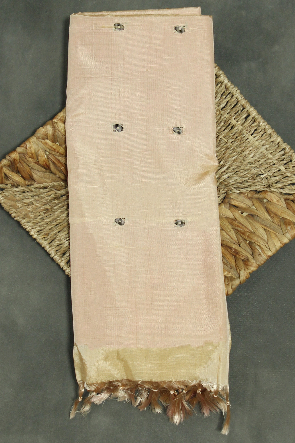 Biscuit Beige Vaazhai Naar (Banana Pith) Borderless Saree with Pink Pallu - Biscuit Beige