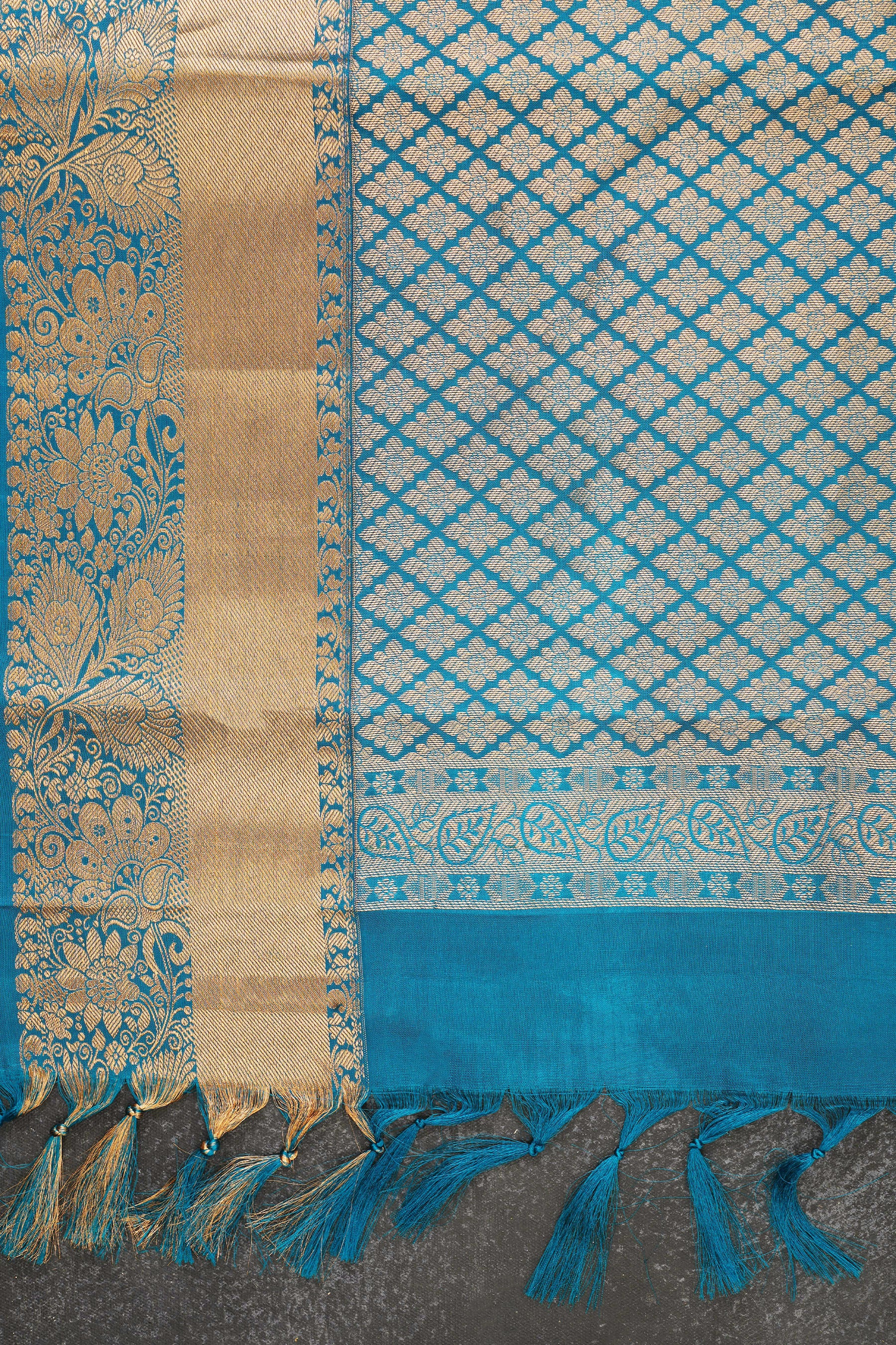 Lavish Handloom Silk Saree with Traditional Box Butties & Grand Pallu - View 5 - JCS Fashions