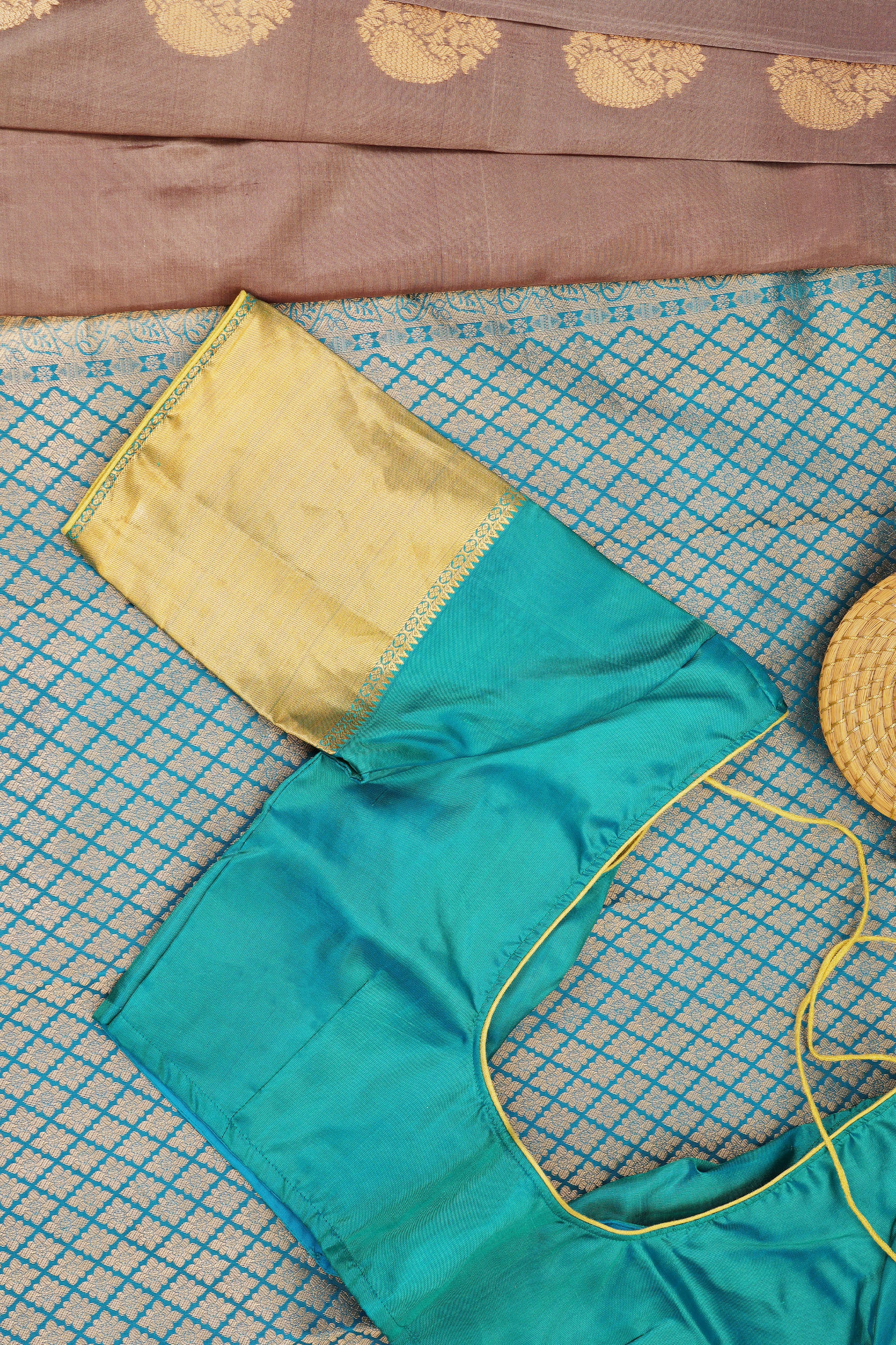Lavish Handloom Silk Saree with Traditional Box Butties & Grand Pallu - View 6 - JCS Fashions
