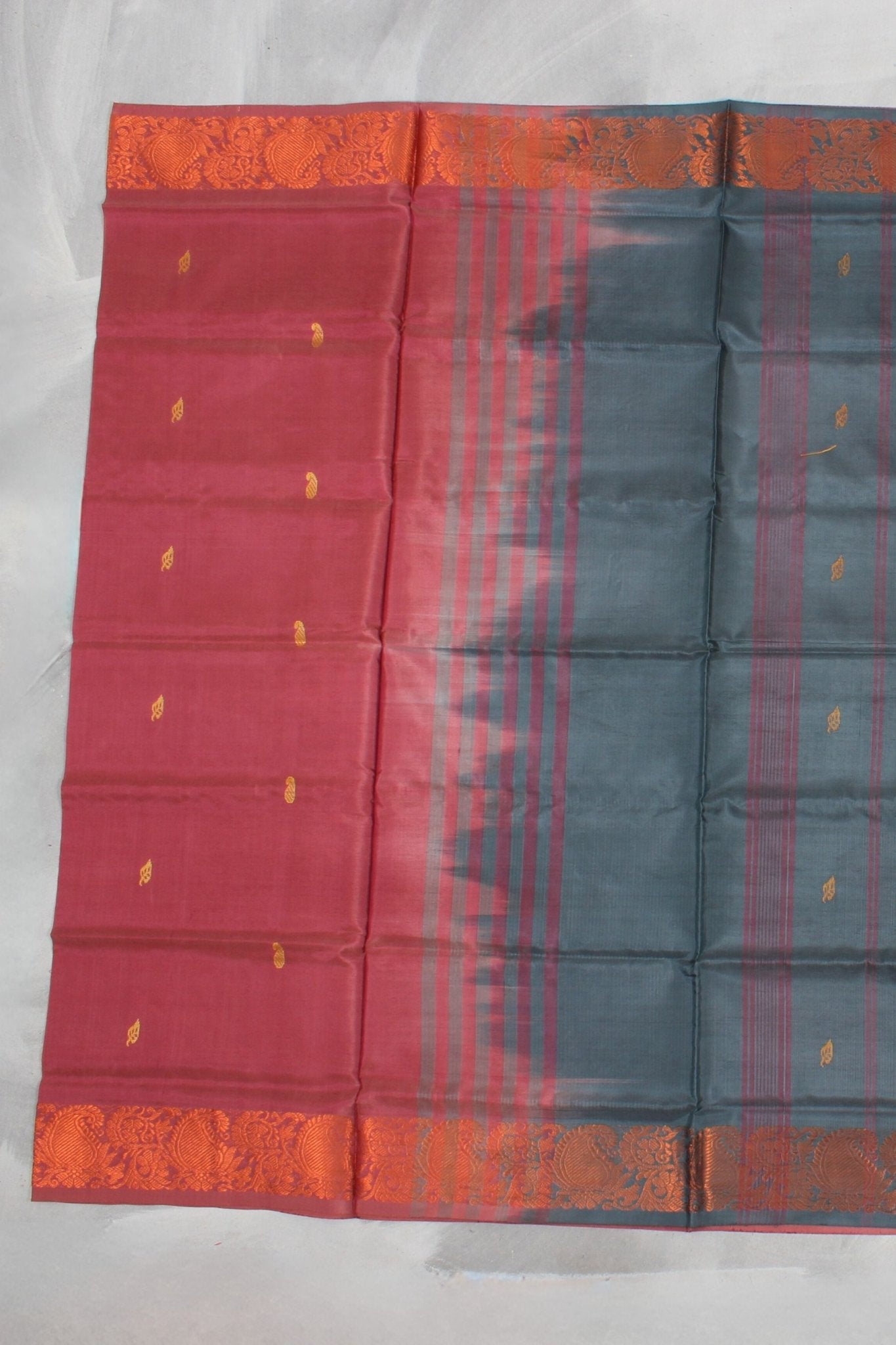 Elegant Banana Pith Saree with Traditional Zari Border: A Blend of Style Saree JCS Fashions