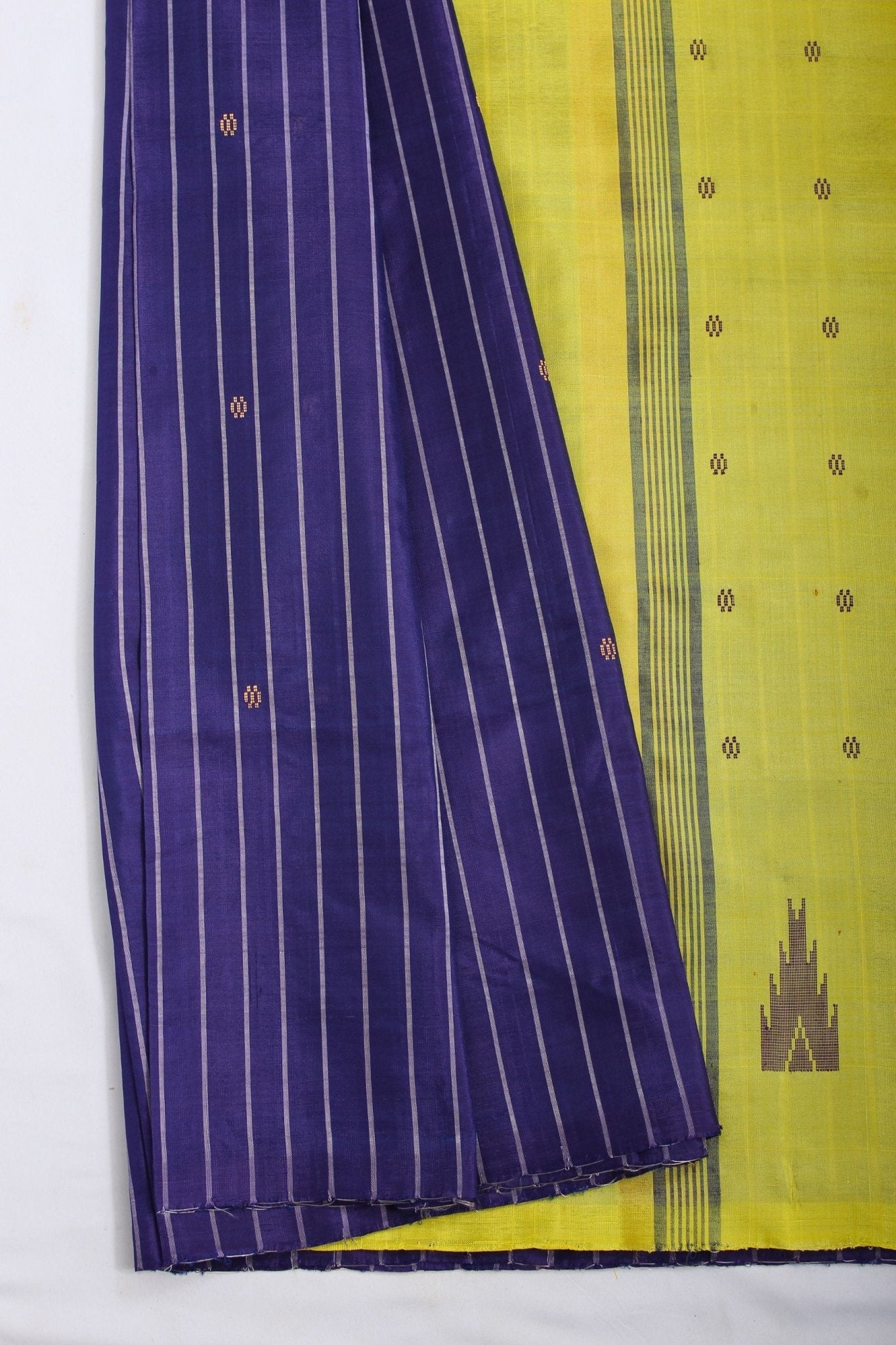 Elegant Handwoven Vaazhai Naar Saree with Zari Lines - Timeless Chic Saree JCS Fashions