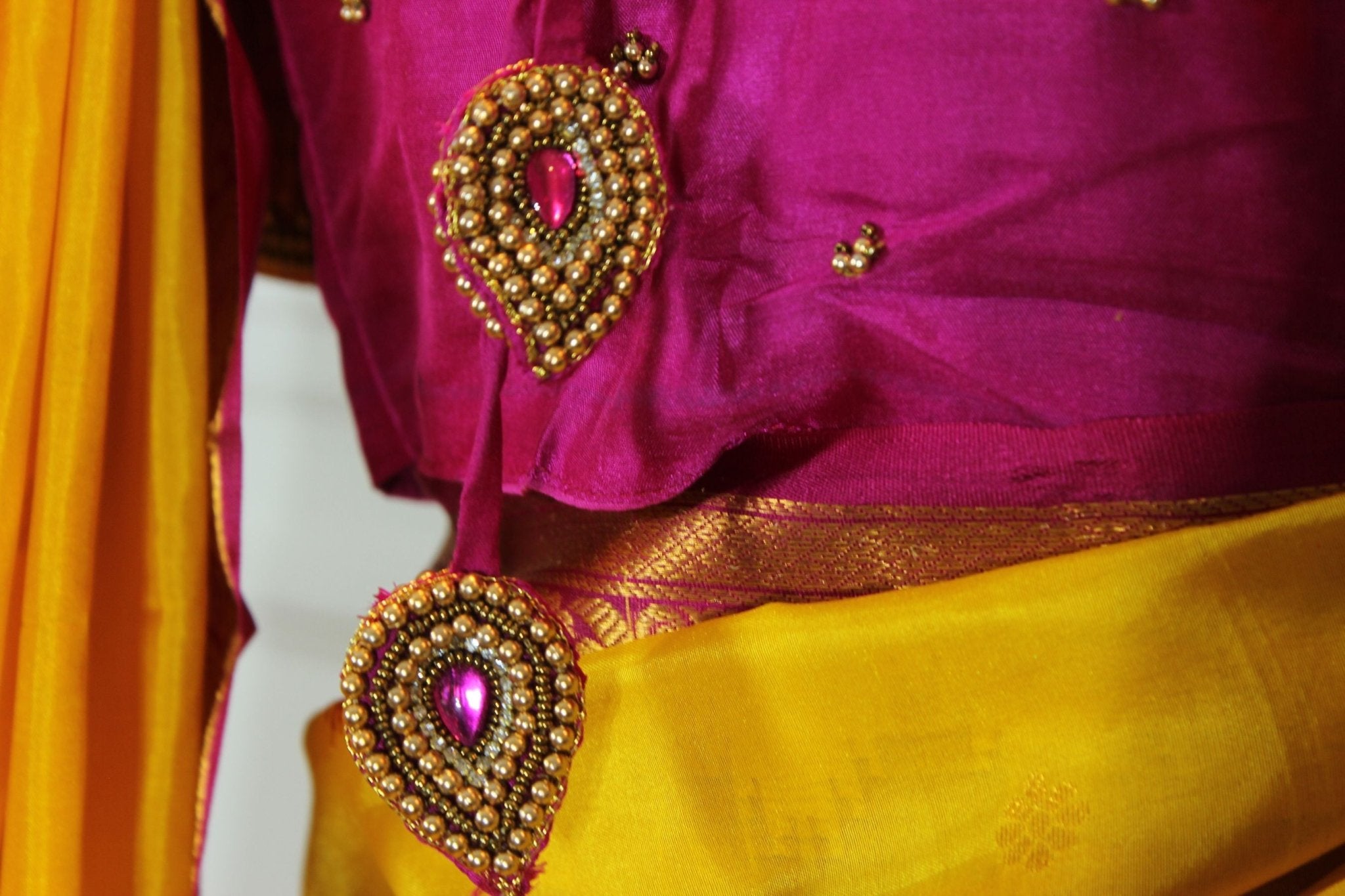 Gadwal Khadi Kuttu Border Allover Buta Pure Silk Saree With Blouse - JCS Fashions