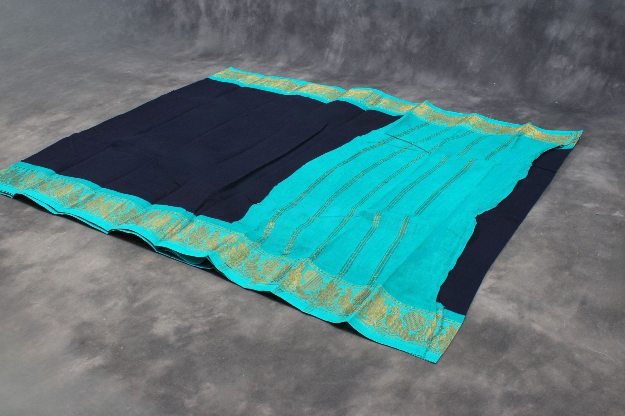 Traditional Elegance Madurai Sungudi Cotton Saree with Peacock Border Saree JCS Fashions