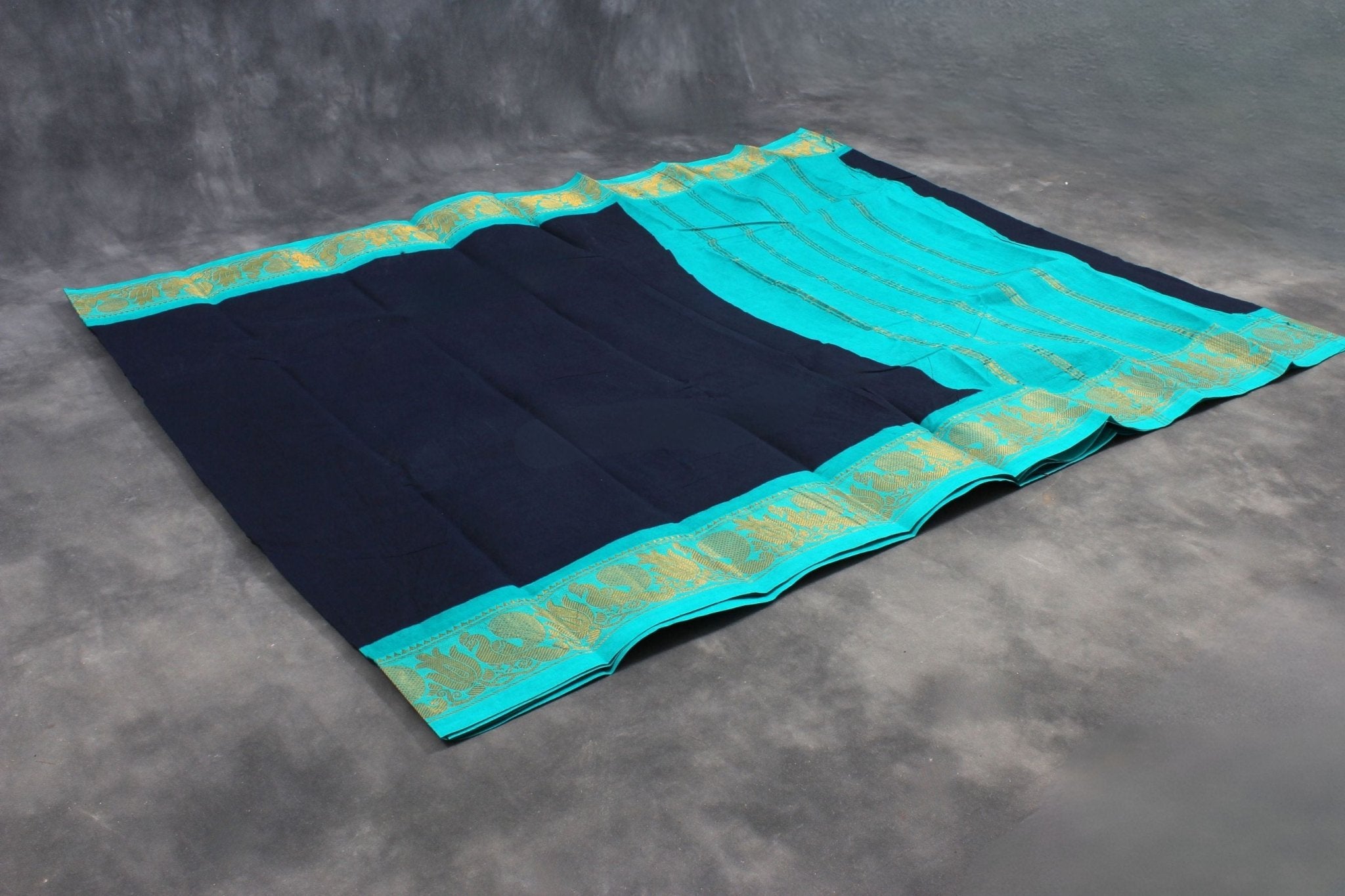 Traditional Elegance Madurai Sungudi Cotton Saree with Peacock Border Saree JCS Fashions